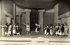 98847 Afbeelding van een scène uit de voorstelling Bacchen van Euripides die door leerlingen van het Stedelijk ...